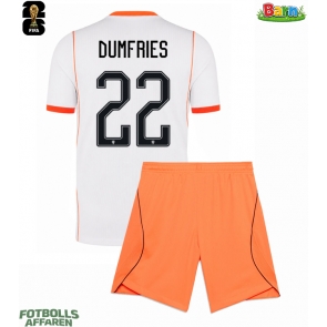 Nederländerna Denzel Dumfries #22 Bortaställ Barn VM 2026 Kortärmad (+ Korta byxor)